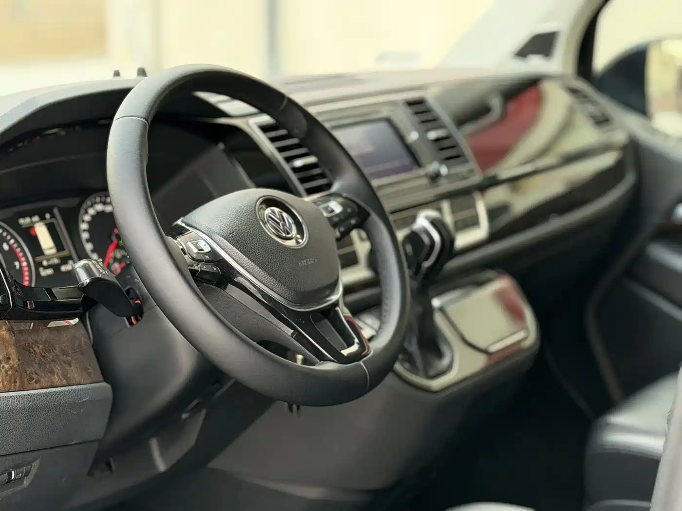Volkswagen Multivan 2018 2.0TSI 4WD Premium Edition 7-Seater фото 8