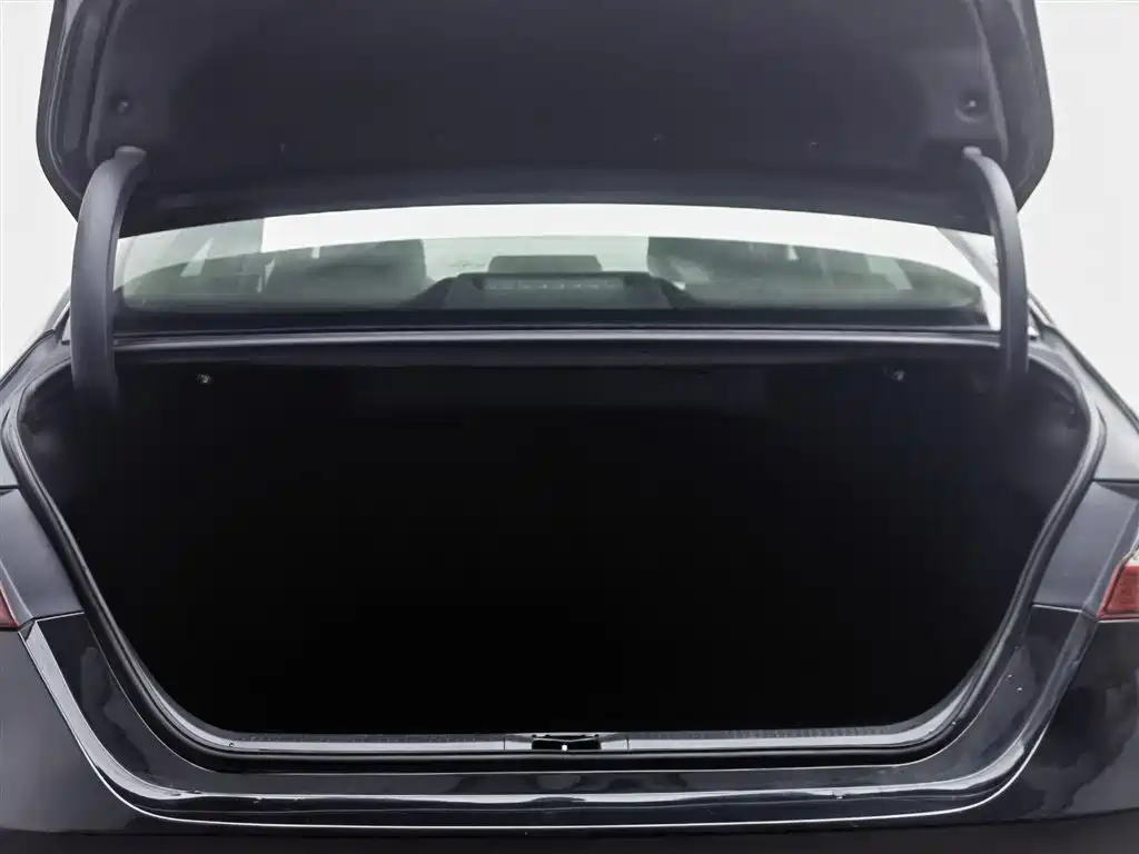 Toyota Camry 2023 Hybrid 2.5HG Luxury Edition фото 16
