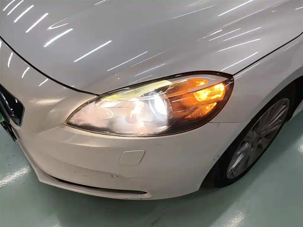 Фото 24 - Volvo V40