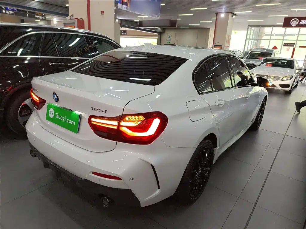 BMW 1 Series 2023 125i M Sport Shadow Edition фото 5