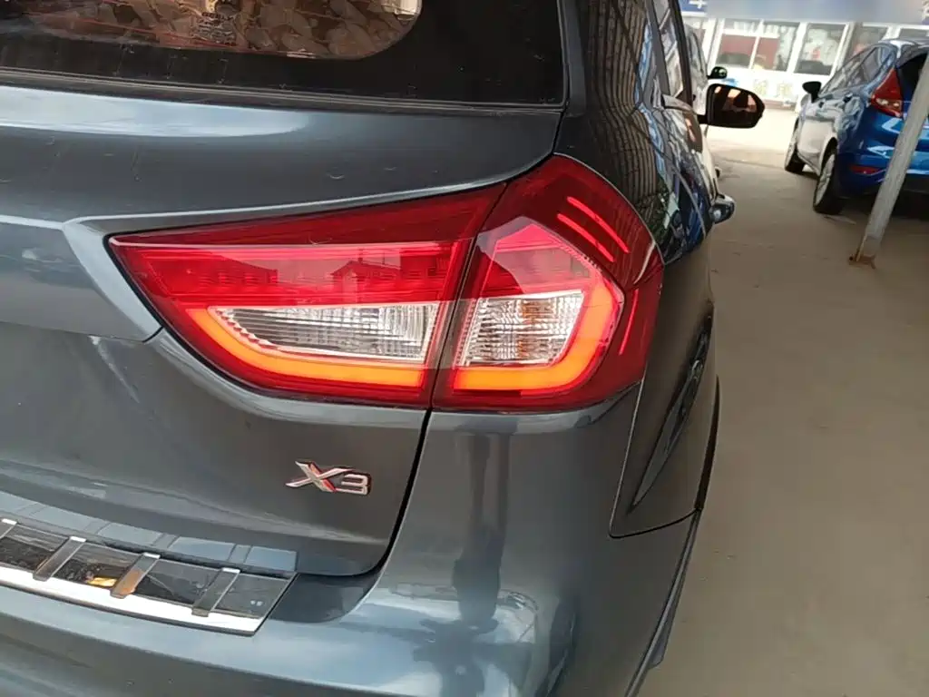 Фото 8 - Geely Vision X3