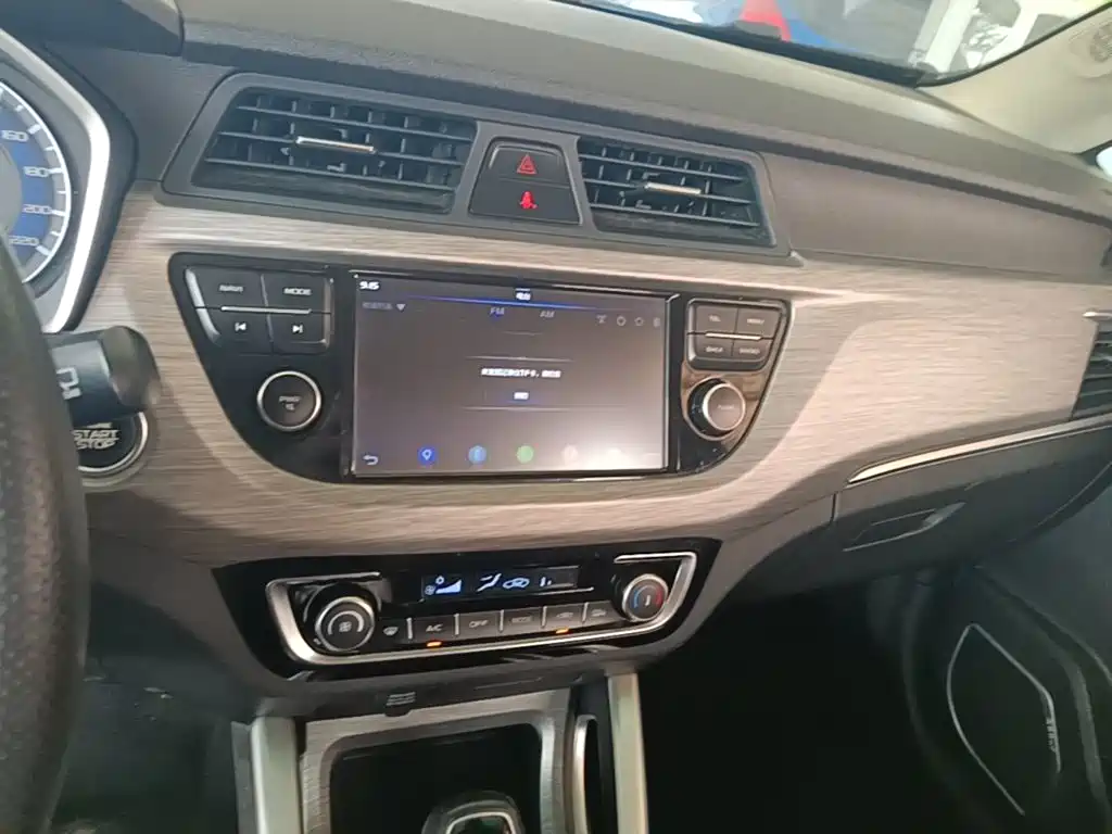 Фото 13 - Geely Vision X3