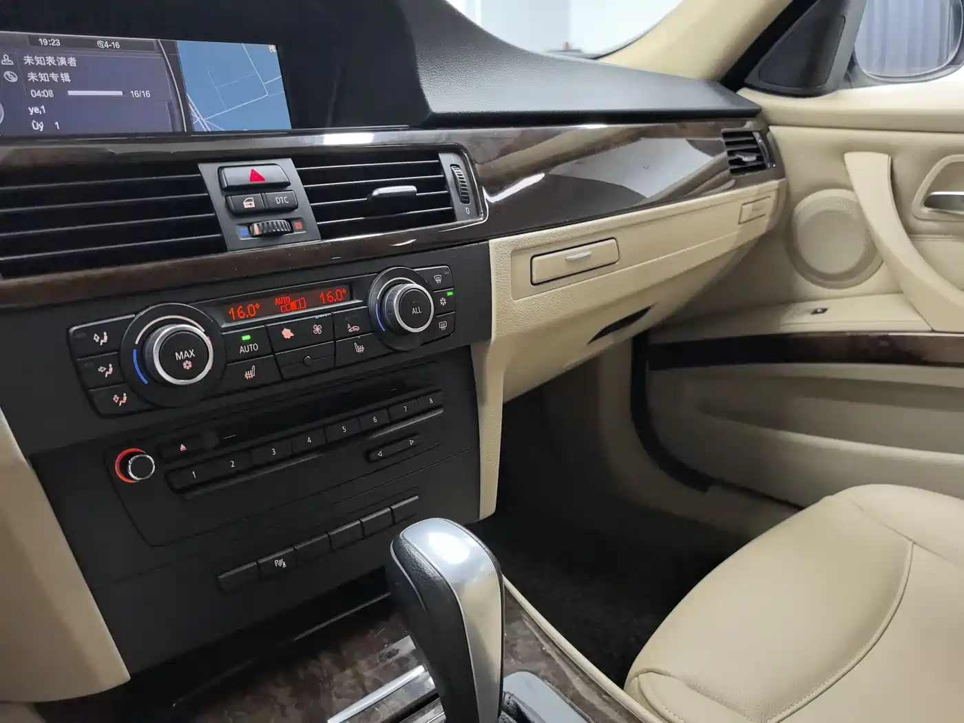 BMW 3 Series (Import) 2010 320i Luxury фото 11