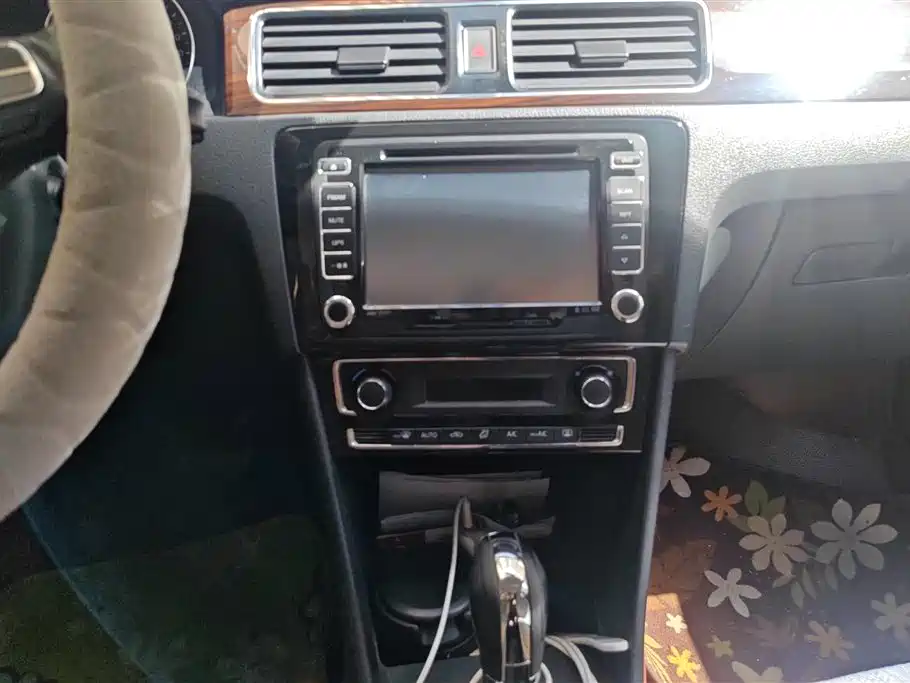 Volkswagen Santana 2013 Model 1.6L Automatic Luxury Edition фото 13