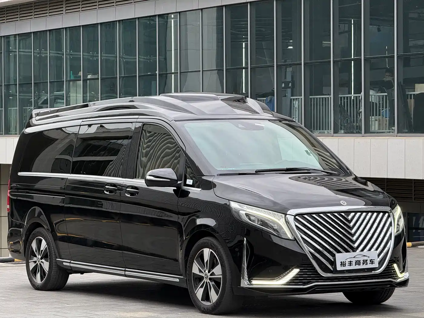 Mercedes-Benz V-Class 2022 V 260 L Long Wheelbase Luxury Edition фото 3