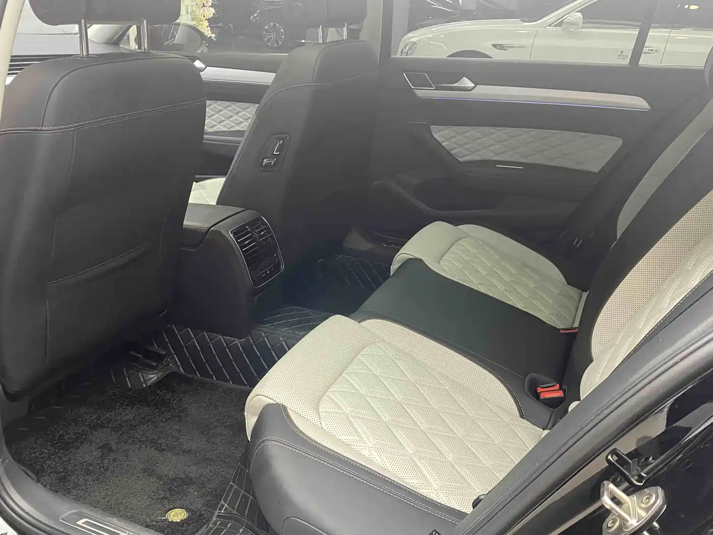 Volkswagen Magotan 2023 Model 2 Million Commemorative Edition 330TSI DSG Luxury фото 17