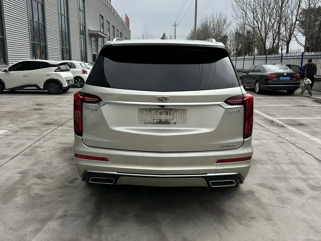 CADILLAC XT6