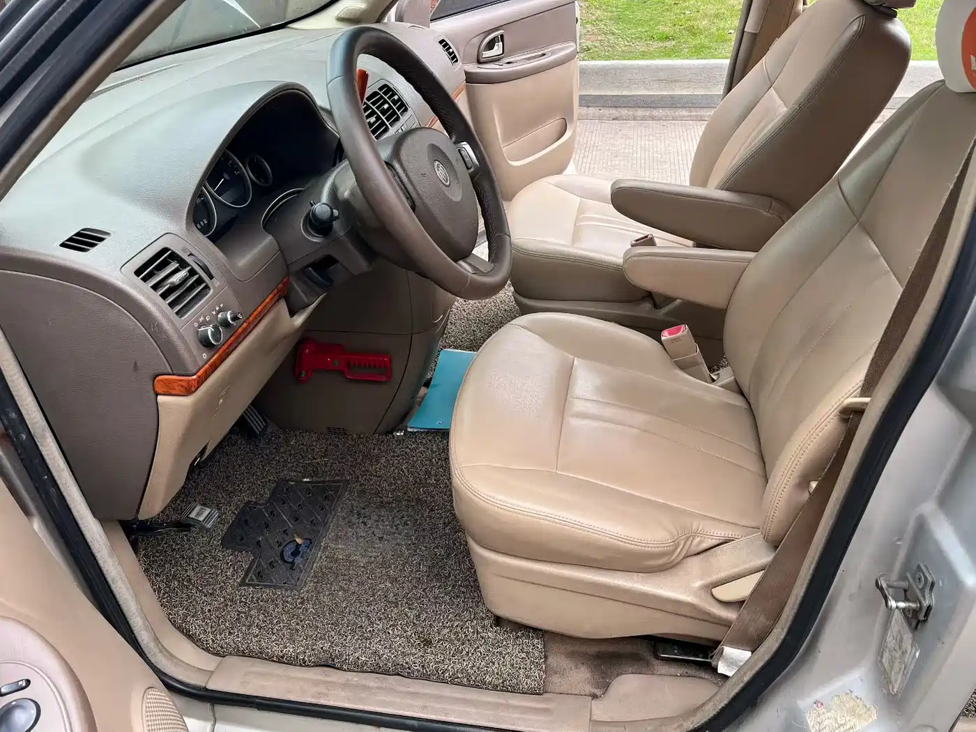 Buick GL8 2011 2.4L CT Comfort Edition фото 2