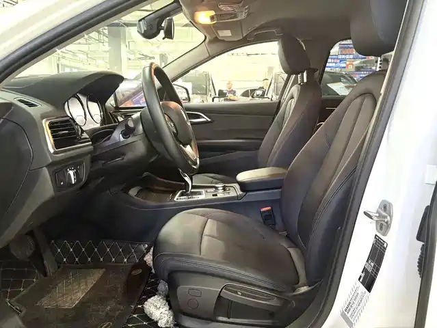 BMW 1 Series 2023 120i M Sport — фото 4