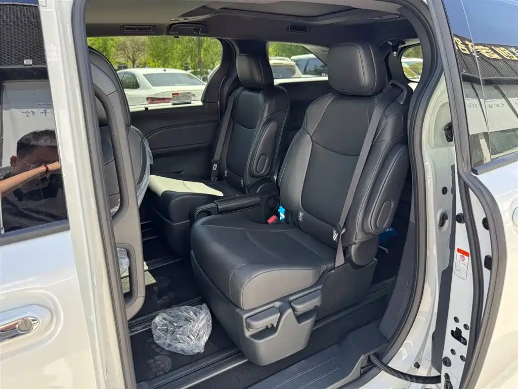 Toyota Granvia 2026 Model 2.5L Hybrid Luxury Edition фото 12