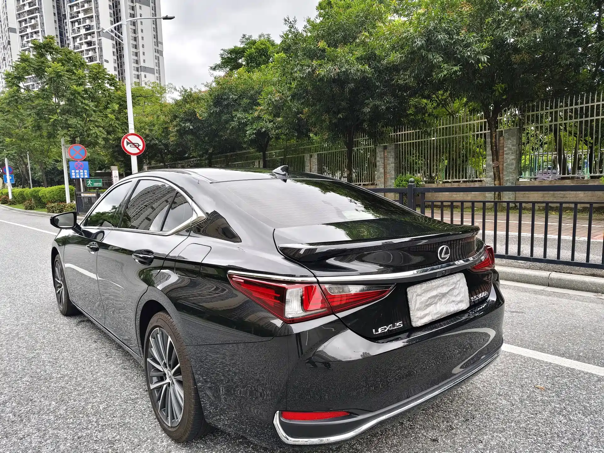 Фото 2 - Lexus ES