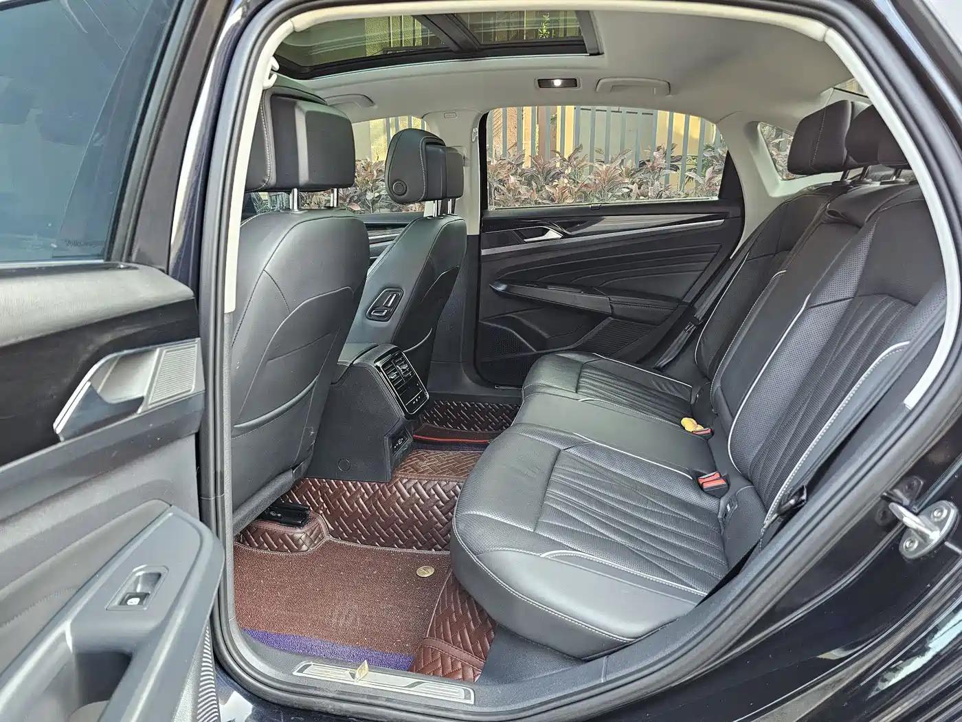 Volkswagen Passat 2022 330TSI Starlight Luxury Edition фото 16