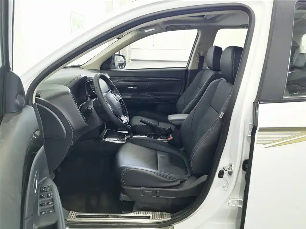 Mitsubishi Outlander 2018 2.0L 2WD Glory Edition 5-seater фото 10