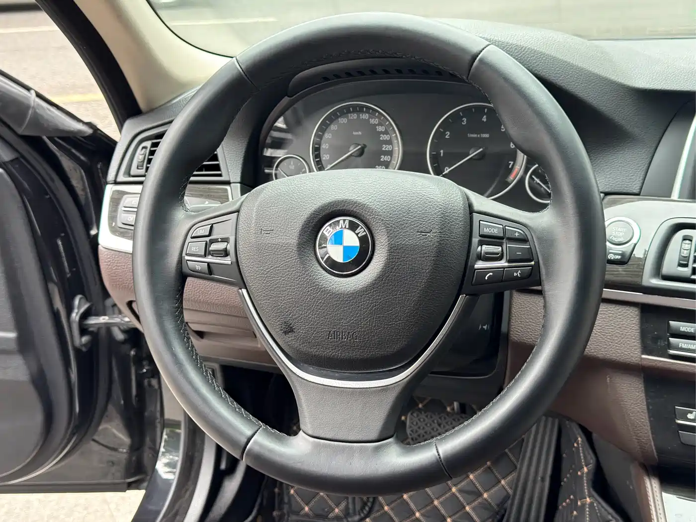 BMW 5 Series 2014 525Li Luxury Design Package фото 9