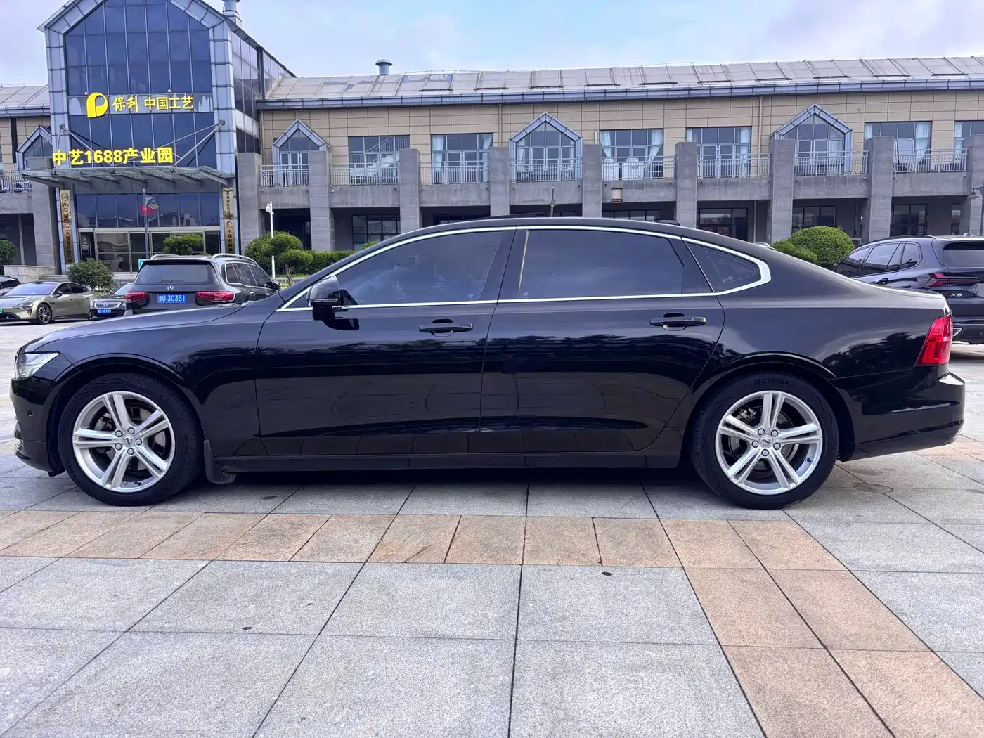 Фото 8 - Volvo S90