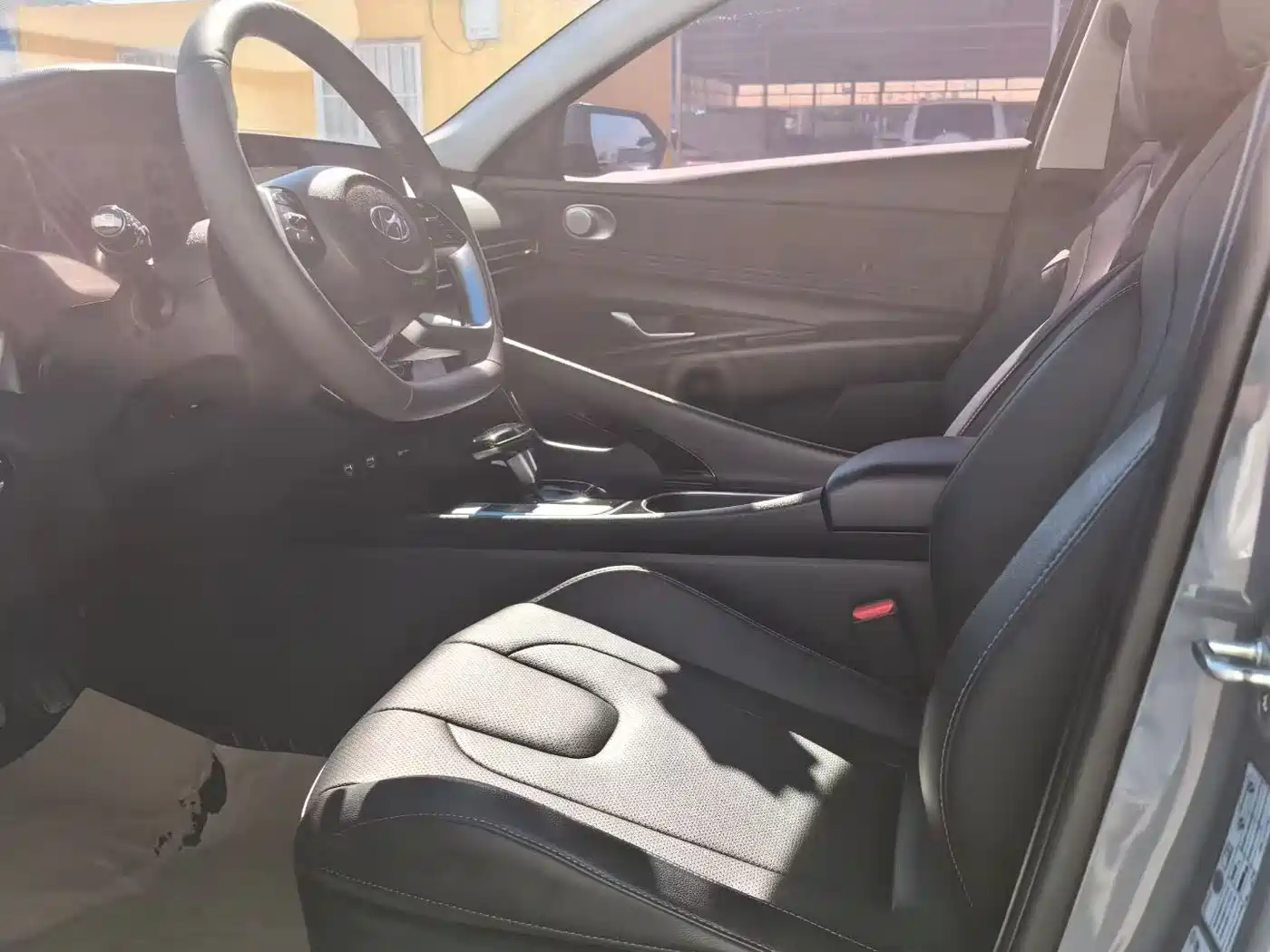 Hyundai Elantra 2021 1.5L CVT LUX Premium Edition фото 4
