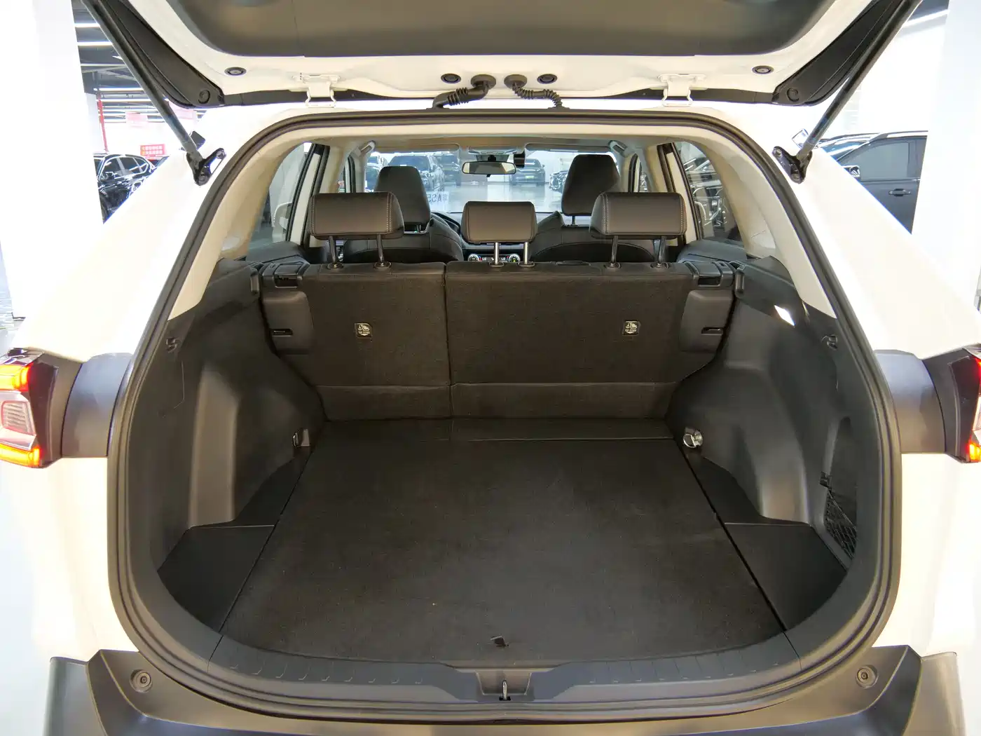 Toyota Wildlander 2023 2.0L CVT FWD Urban фото 16