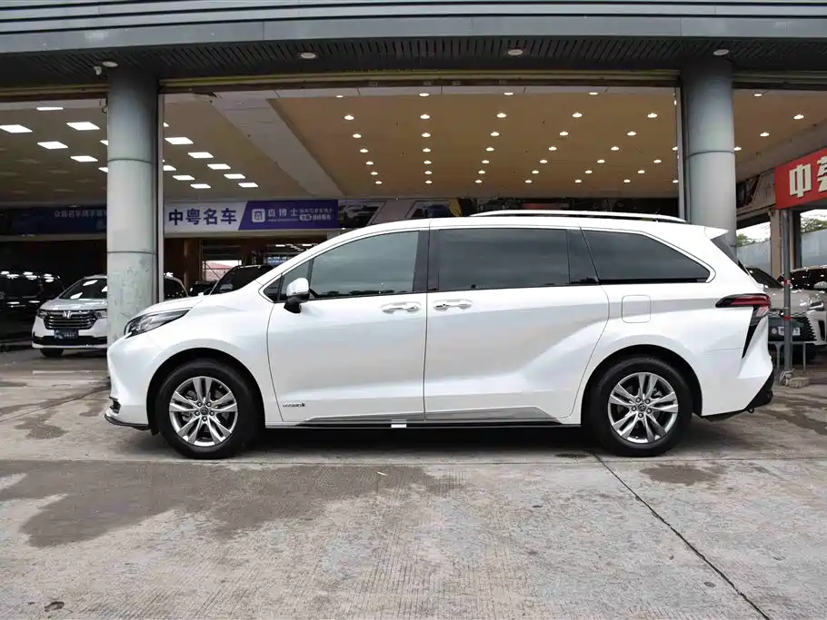 Toyota Sienna 2021 2.5L Hybrid Platinum Edition фото 4
