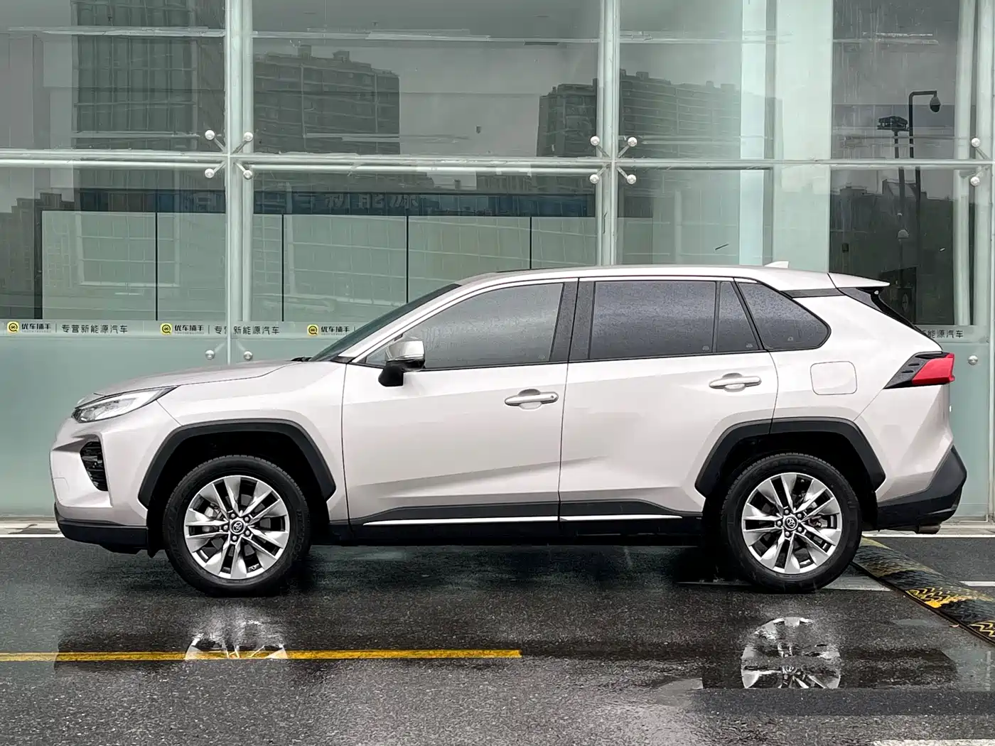Toyota Wildlander 2022 2.0L CVT AWD Luxury PLUS Edition фото 3
