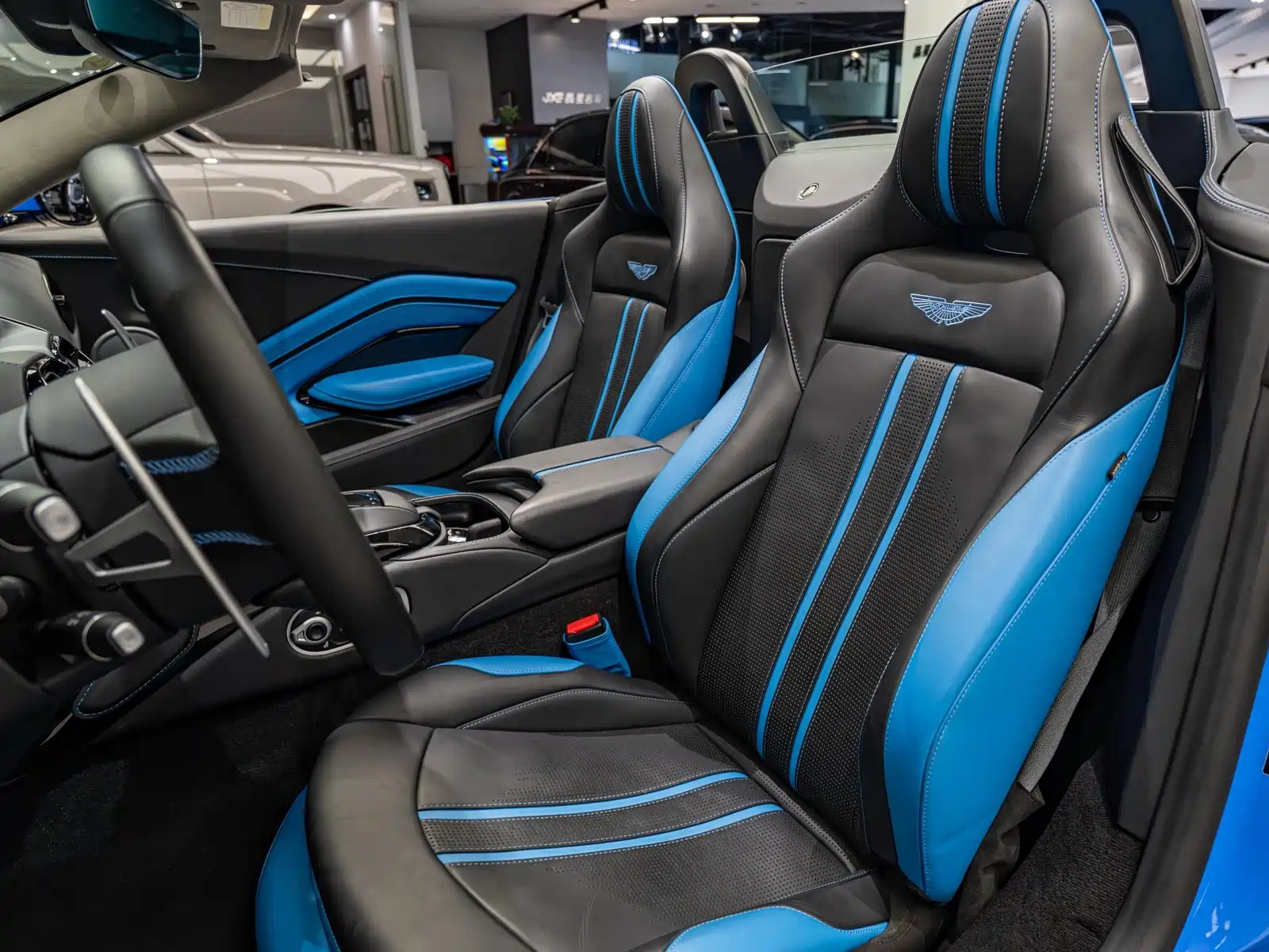 Фото 7 - Aston Martin Vantage