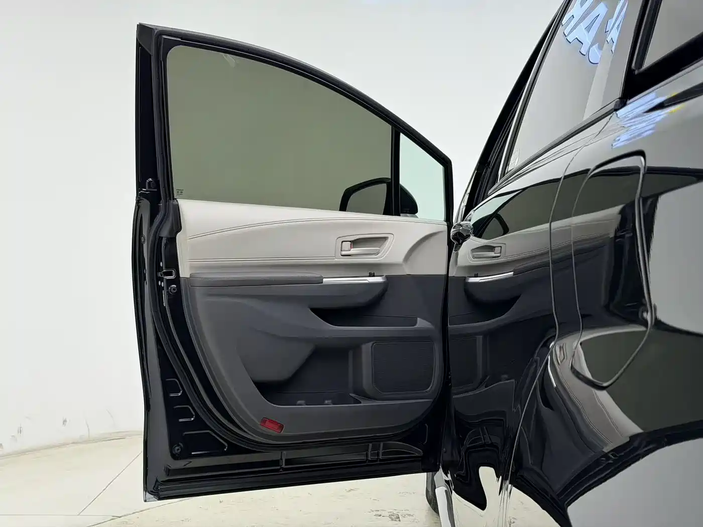 Toyota Granvia 2024 2.5L Hybrid Comfort фото 29