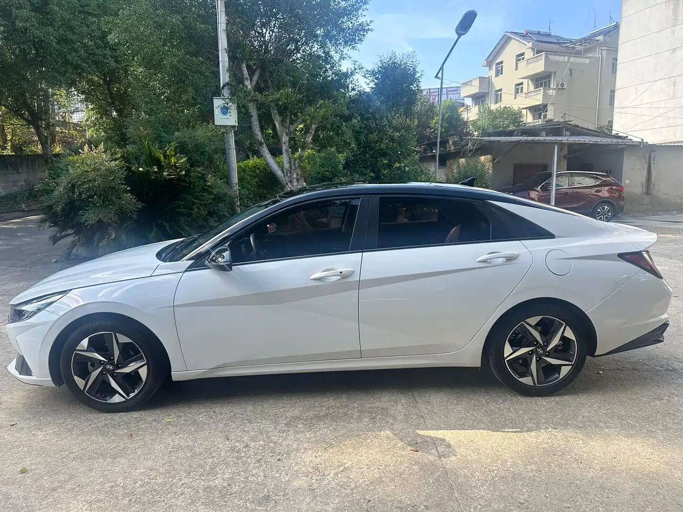 Hyundai Elantra 2022 1.5L CVT LUX Premium Edition фото 3