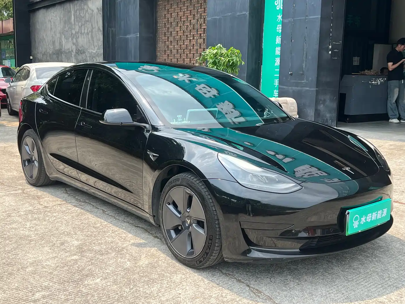 TESLA MODEL 3
