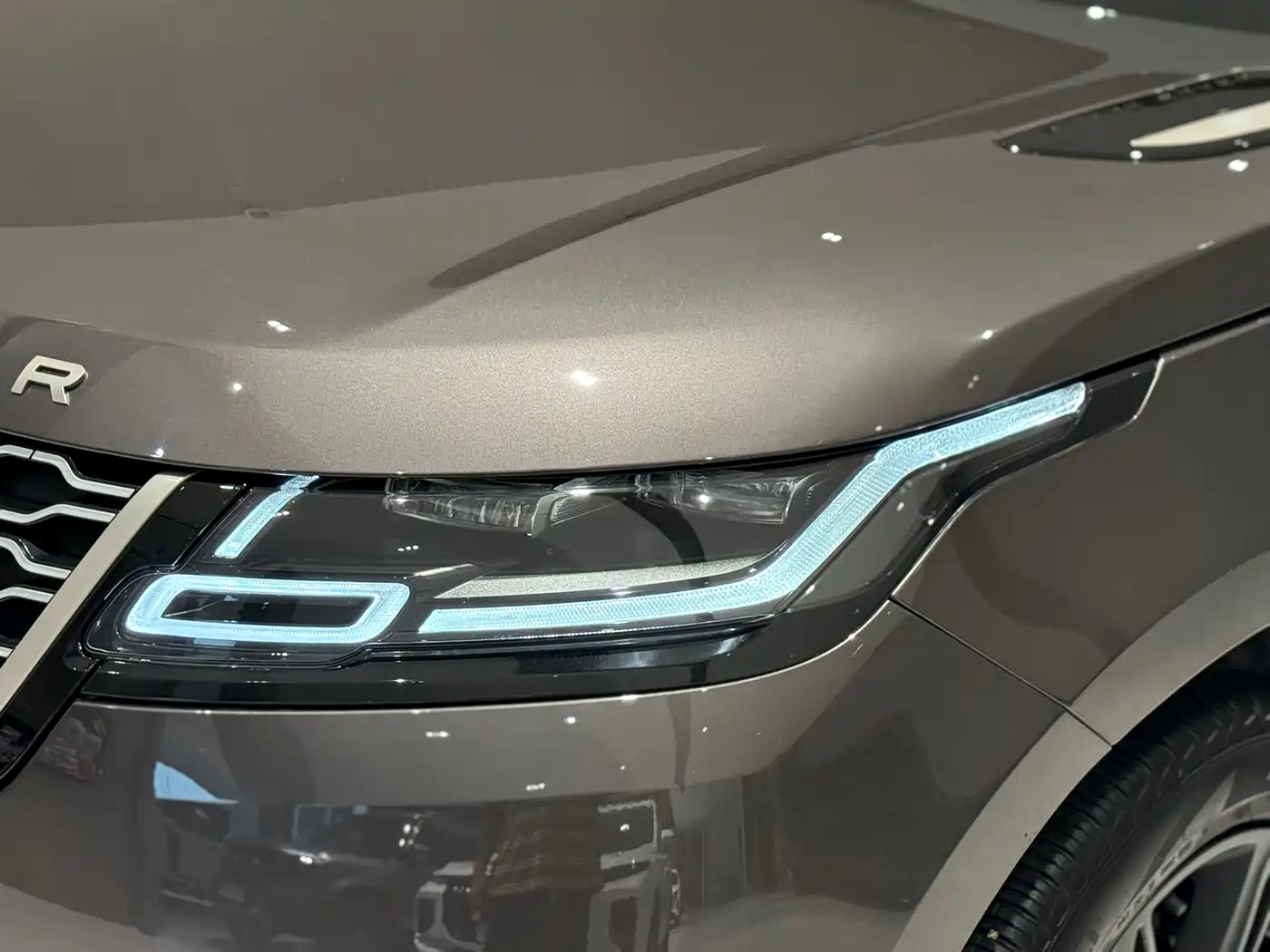 Land Rover Range Rover Velar 2022 250PS Golden Collector's Edition фото 5