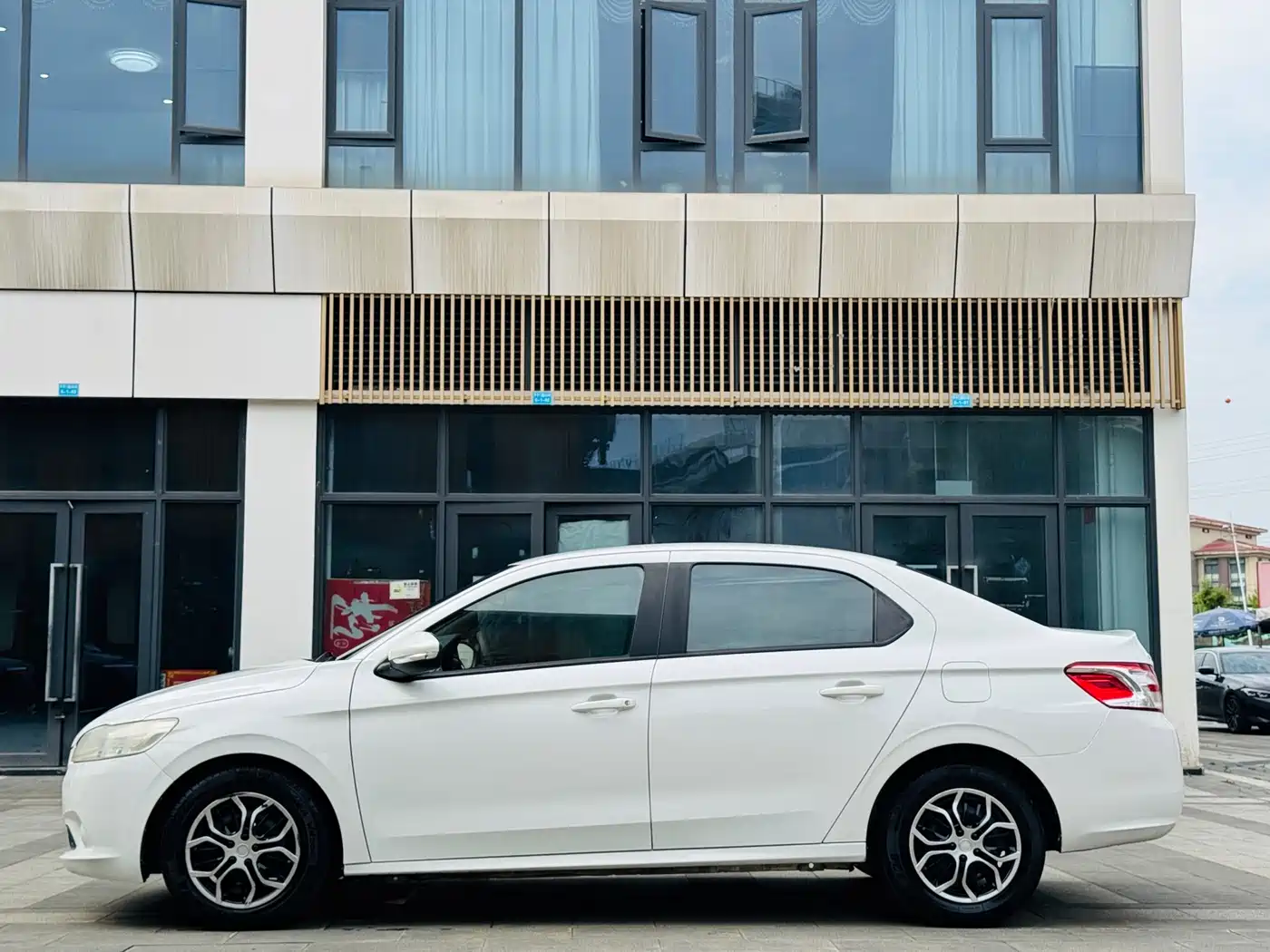 Peugeot 301 2016 1.6L Auto Comfort Edition фото 4
