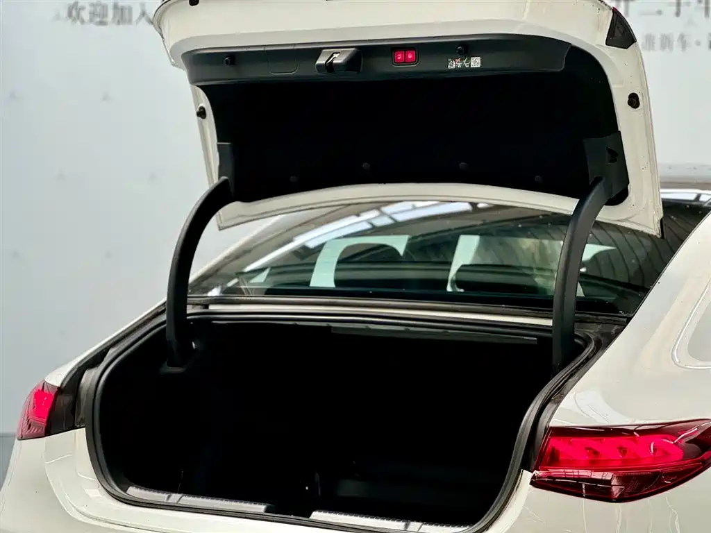 Mercedes-Benz EQE 2025 Model 500 4MATIC Luxury Edition фото 3