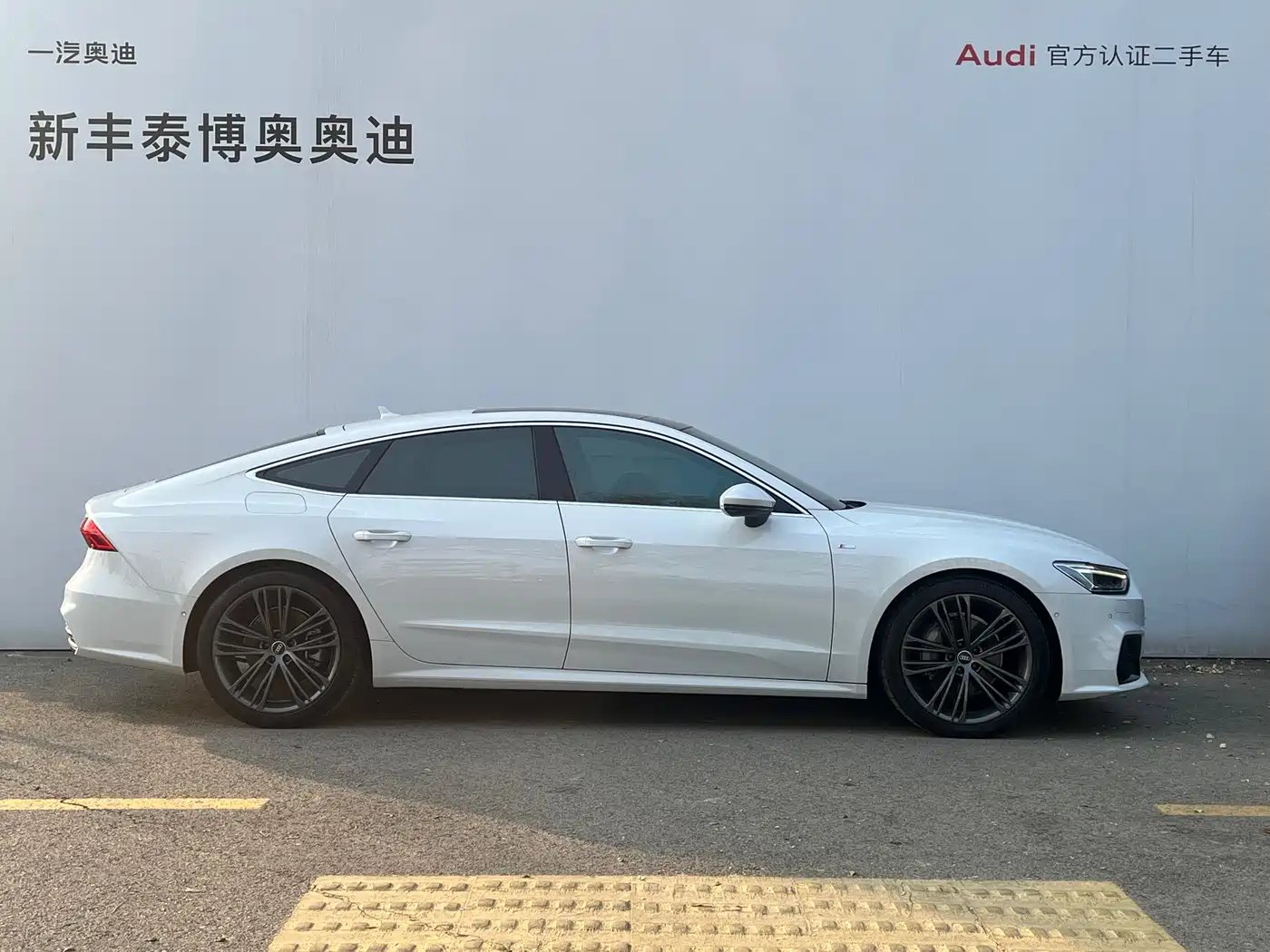 Audi A7 2023 Model 45 TFSI Premium Selection Edition фото 3