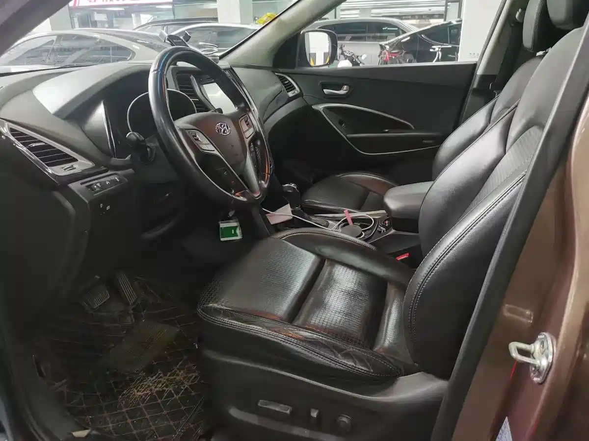 Hyundai Santa Fe 2013 2013 Facelift 2.4L Automatic 4WD Smart