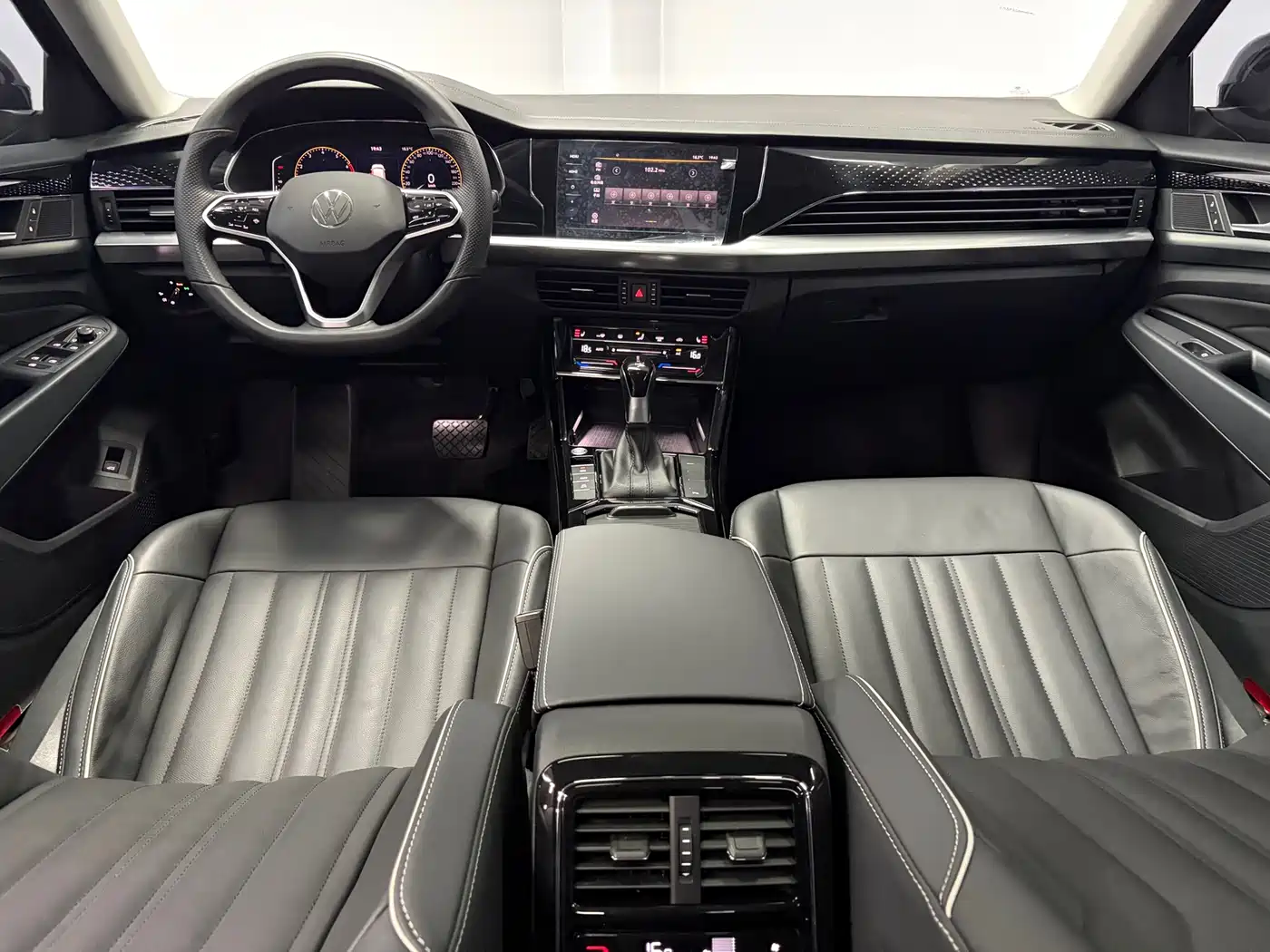 Volkswagen Passat 2023 280TSI Starlight Elite Edition фото 11