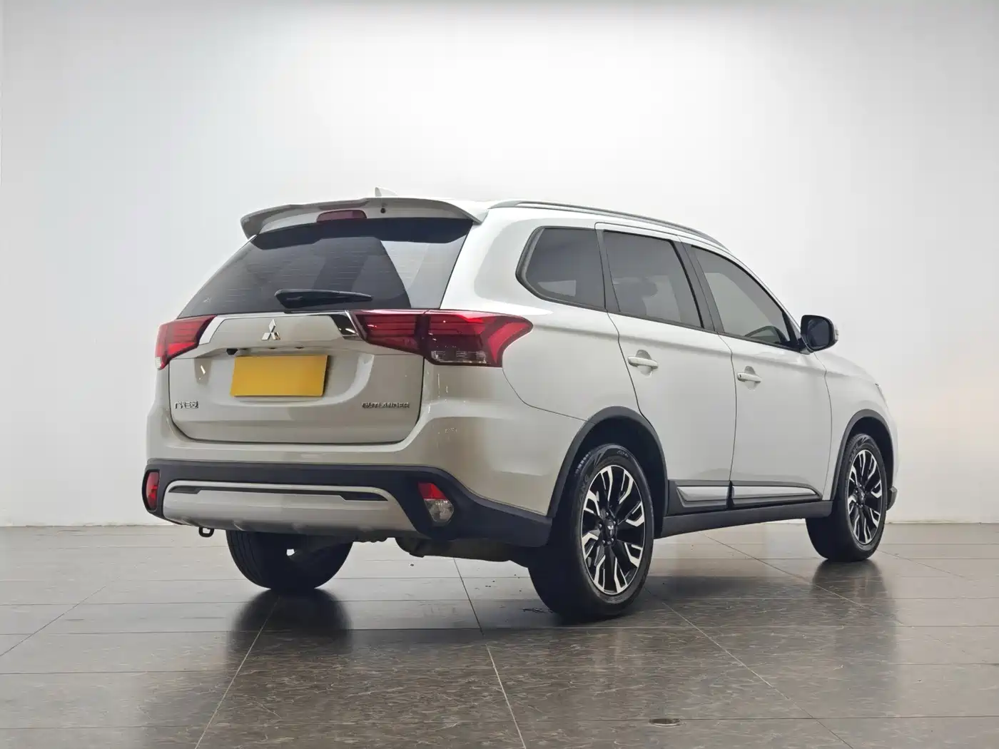 Mitsubishi Outlander 2020 2.0L 2WD Premium 5-seater фото 3