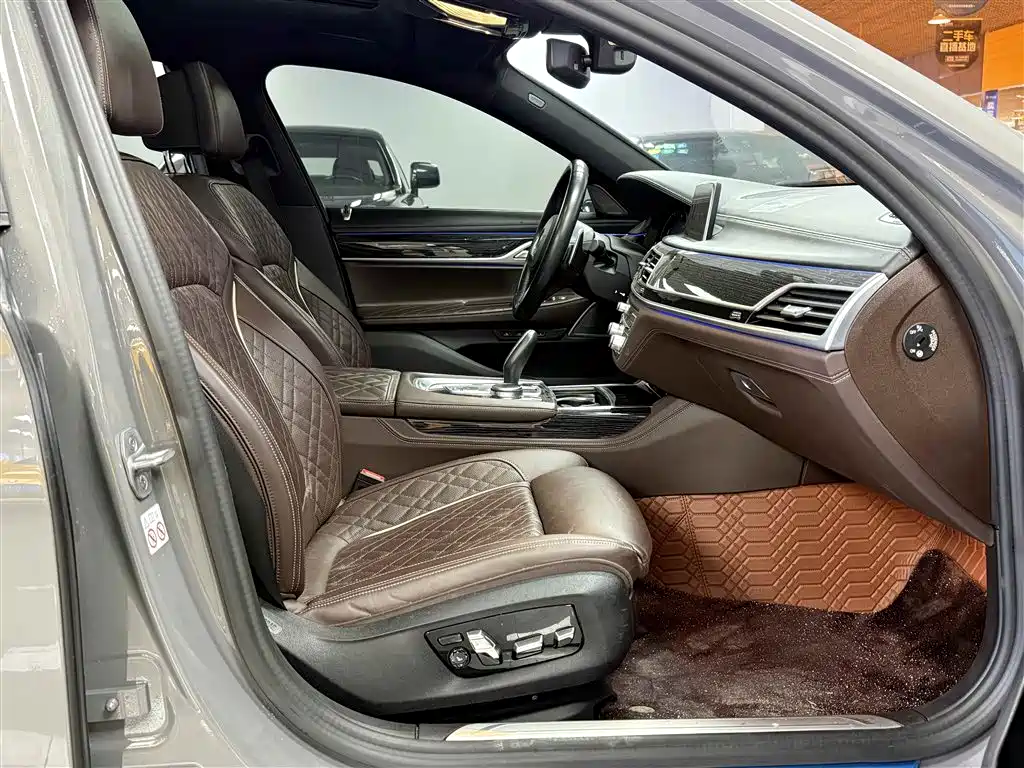 BMW 7 Series 2021 Model 740Li Leading M Sport Package фото 10