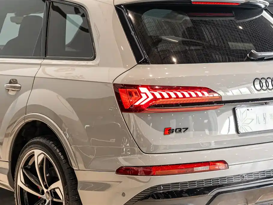 Audi SQ7 2024 4.0 TFSI Dark Knight Edition фото 20