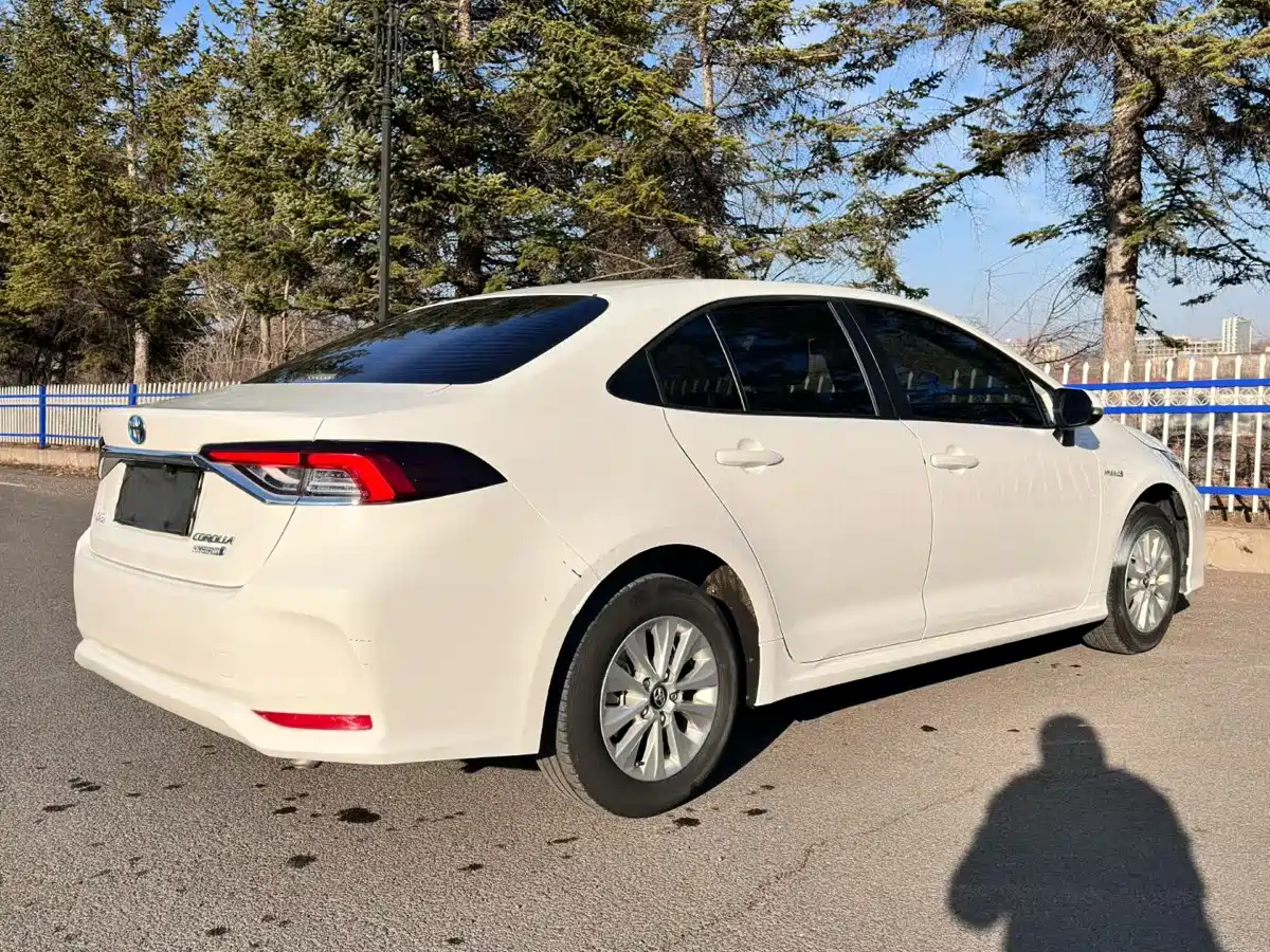 Toyota Corolla 2022 Hybrid 1.8L E-CVT Pioneer Edition фото 9