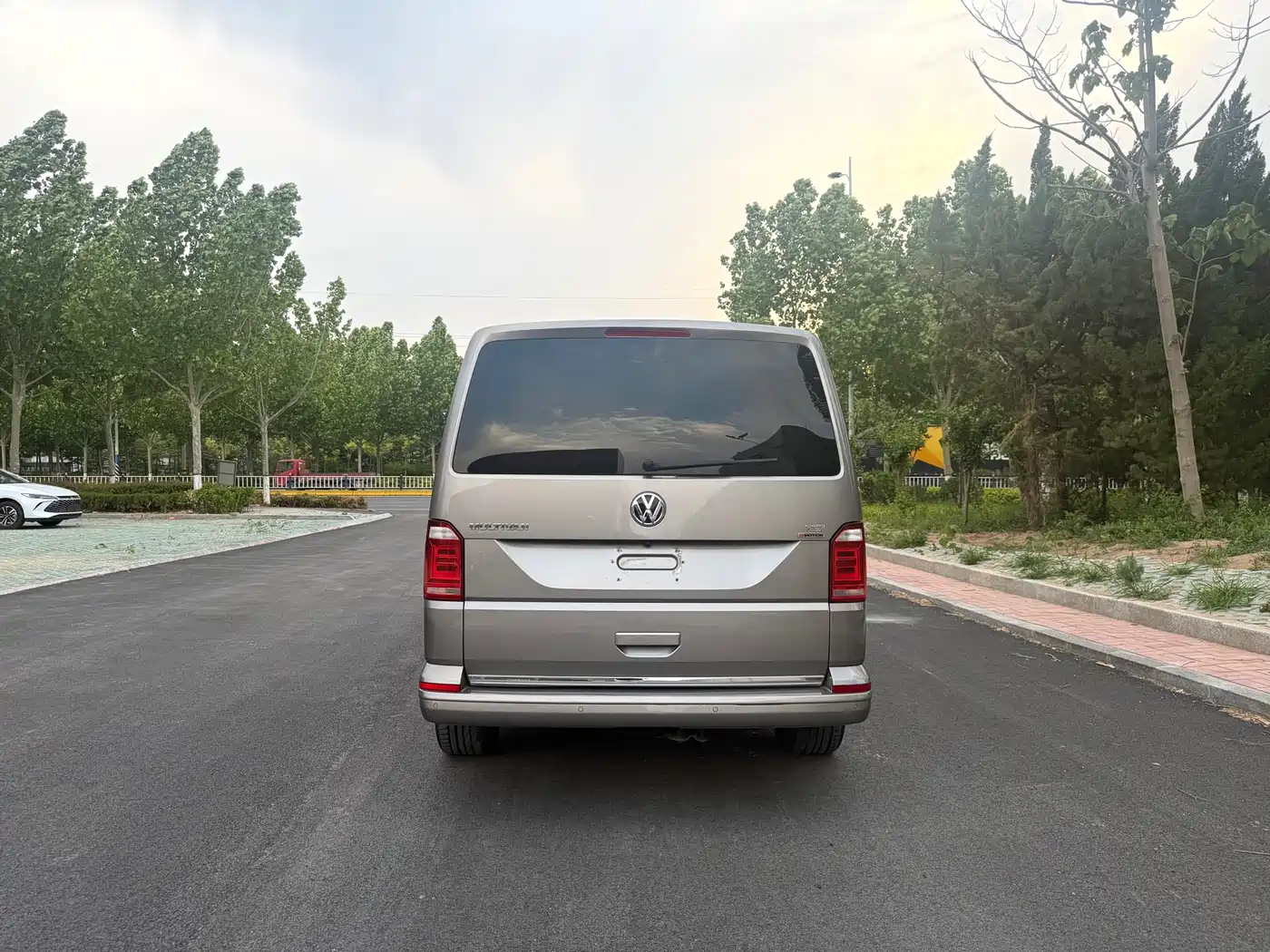 Volkswagen Multivan 2017 2.0TSI 4WD Explorer 7-seater фото 6