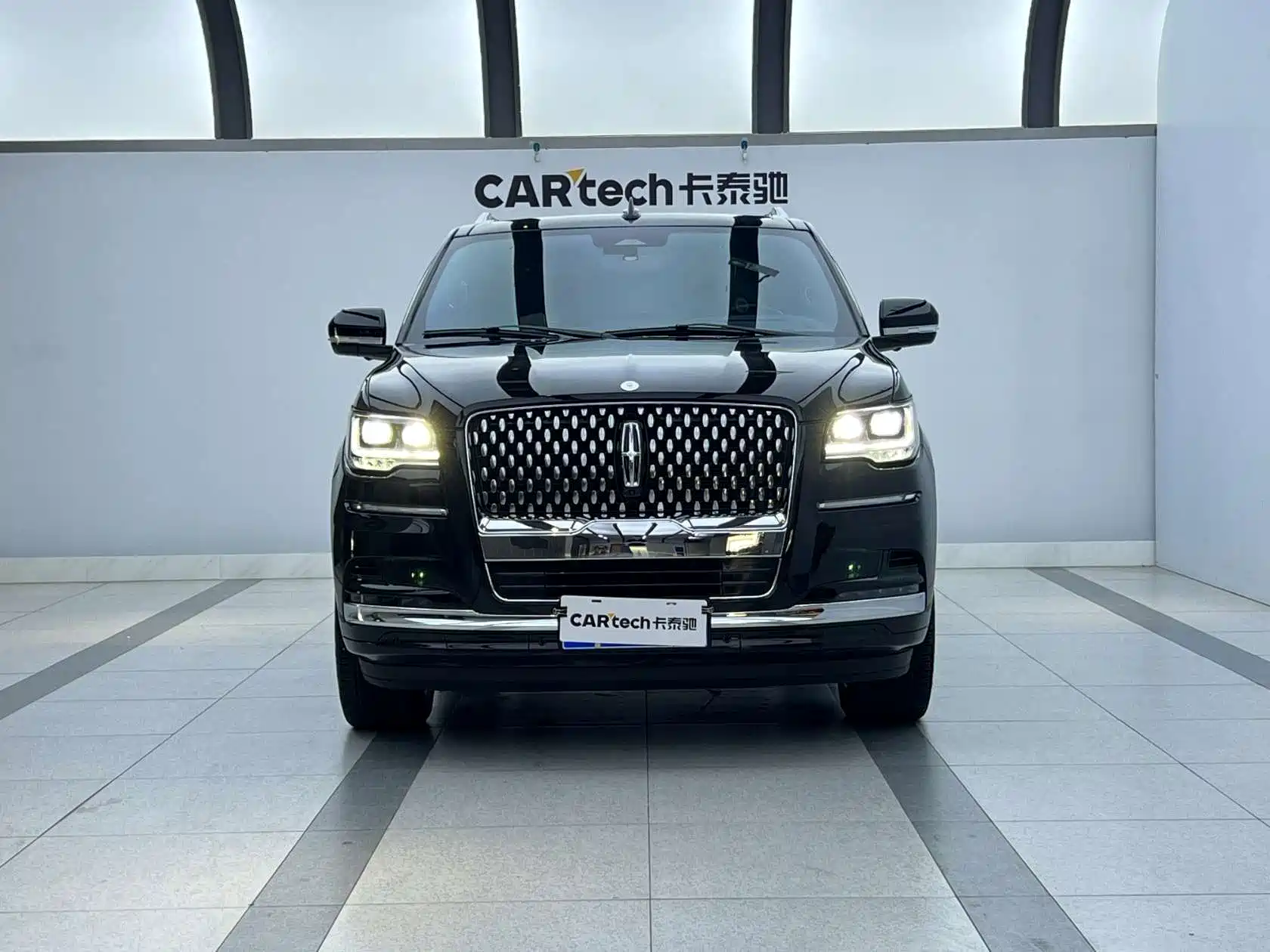 Фото 2 - Lincoln Navigator