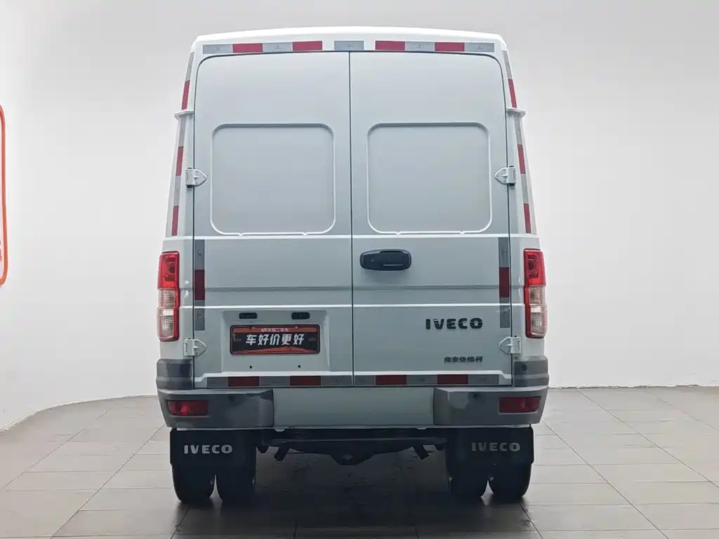 Iveco Daily 2020 2020 Model 2.8T V35 Van Dual-Tire V35 Medium Roof 3 Seats with Side Sliding Door China V