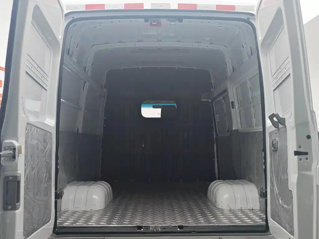 Iveco Daily 2020 2020 Model 2.8T V35 Van Dual-Tire V35 Medium Roof 3 Seats with Side Sliding Door China V