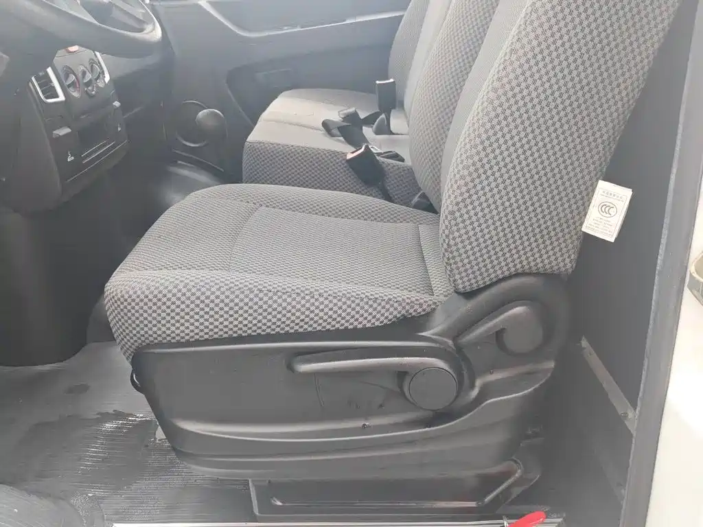 Iveco Daily 2020 2020 Model 2.8T V35 Van Dual-Tire V35 Medium Roof 3 Seats with Side Sliding Door China V