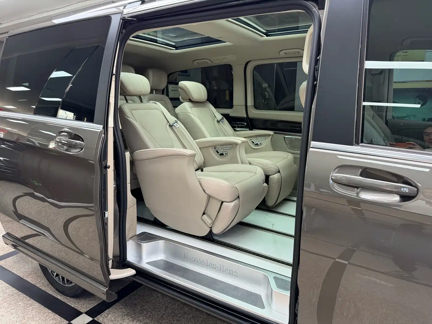 Mercedes-Benz V-Class 2017 Model V 260 Premium Edition фото 37