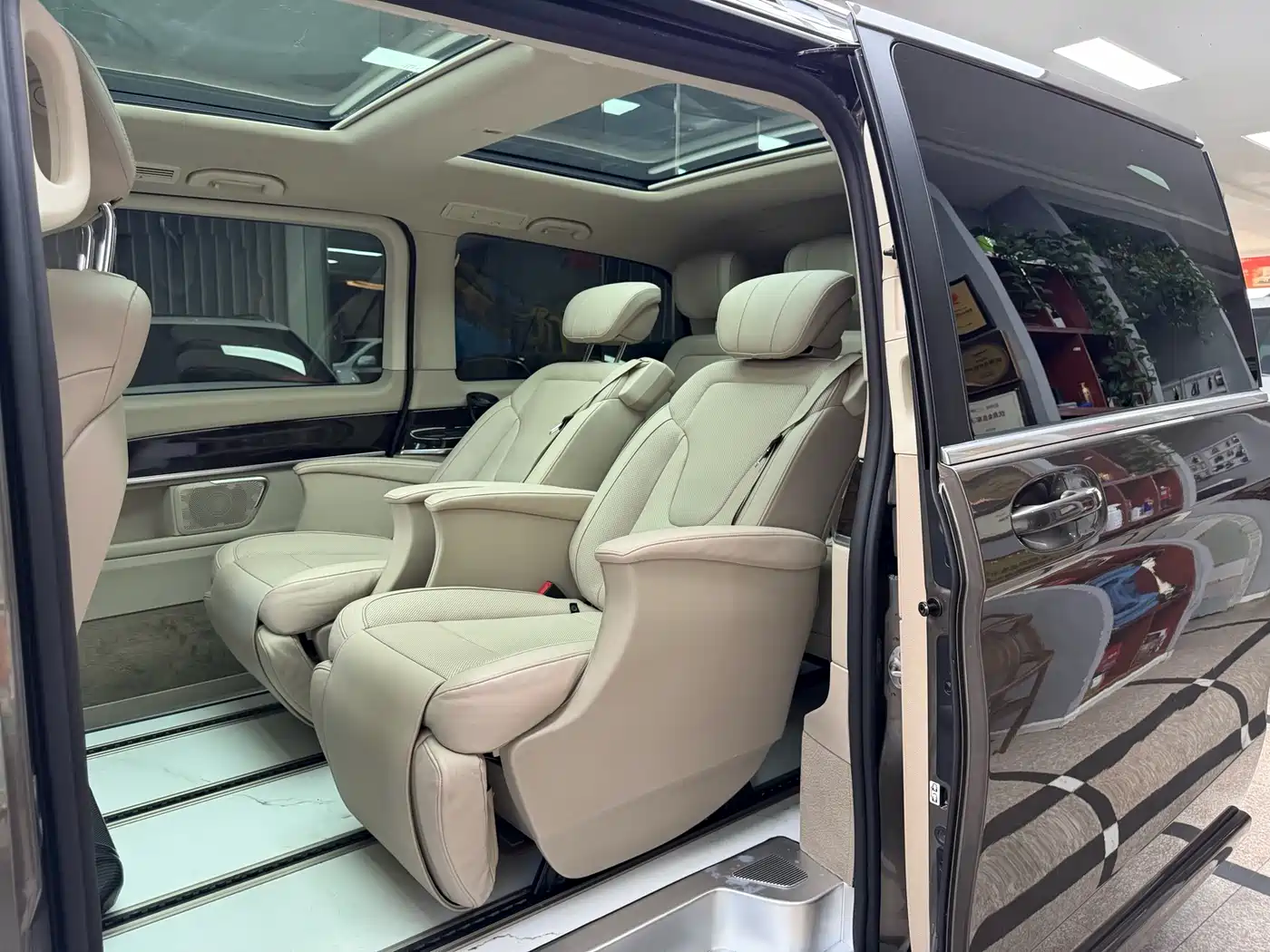 Mercedes-Benz V-Class 2017 Model V 260 Premium Edition фото 21