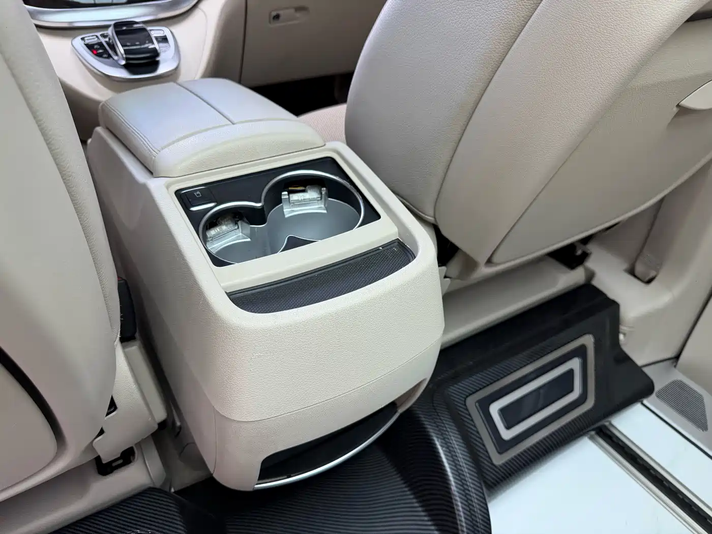 Mercedes-Benz V-Class 2017 Model V 260 Premium Edition фото 34