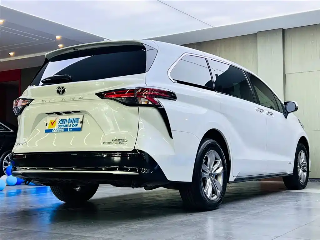 Toyota Sienna 2024 2.5L Hybrid 4WD Premium Edition фото 4