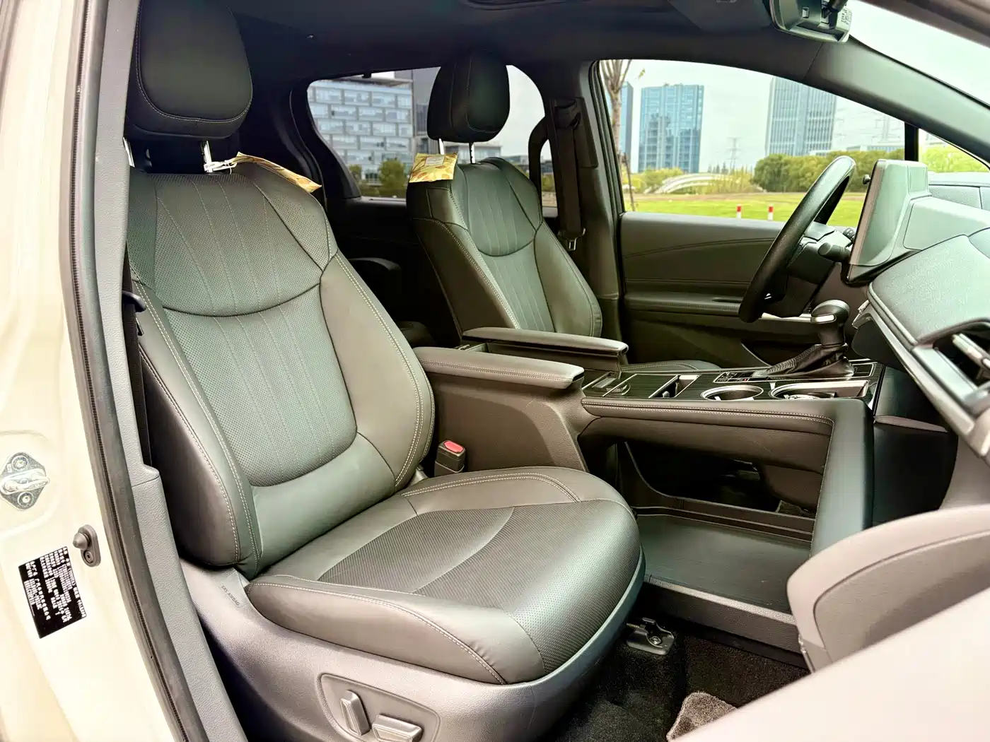 Toyota Sienna 2024 2.5L Hybrid Ultimate Premium Edition фото 11