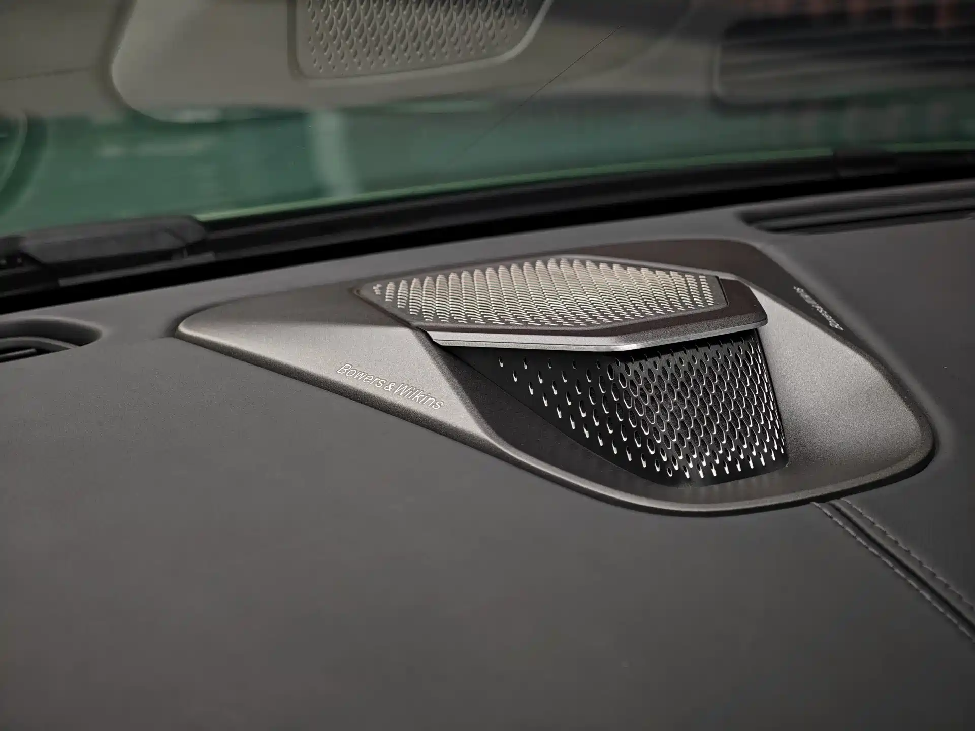 Фото 20 - Aston Martin DB12
