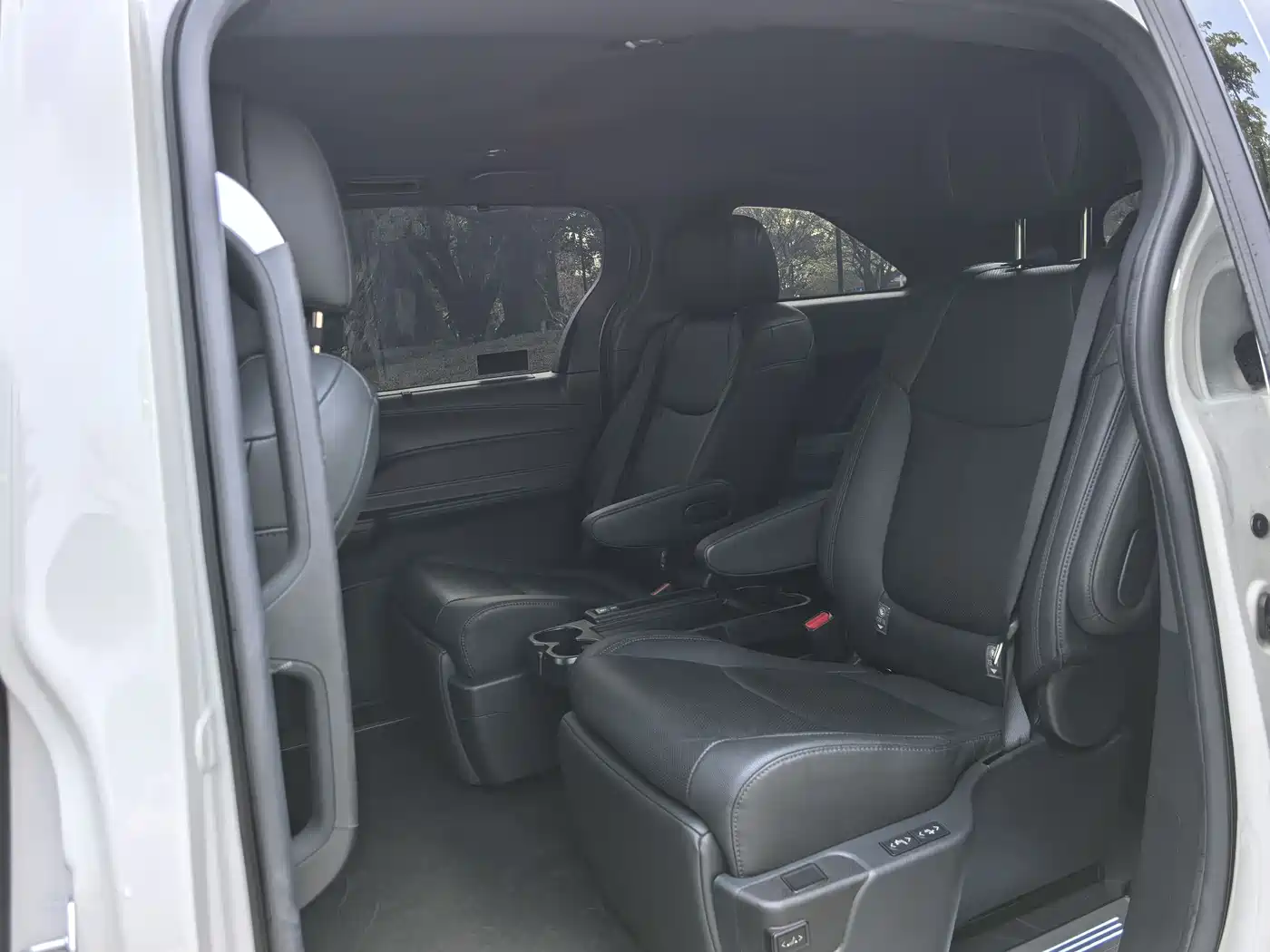 Toyota Sienna 2024 2.5L Hybrid Premium Edition фото 13