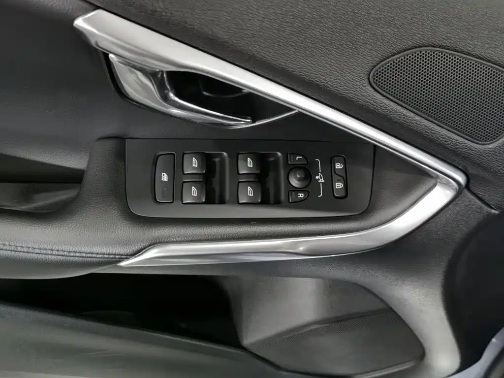 Volvo V40 2018 2018 T3 R-Design Edition